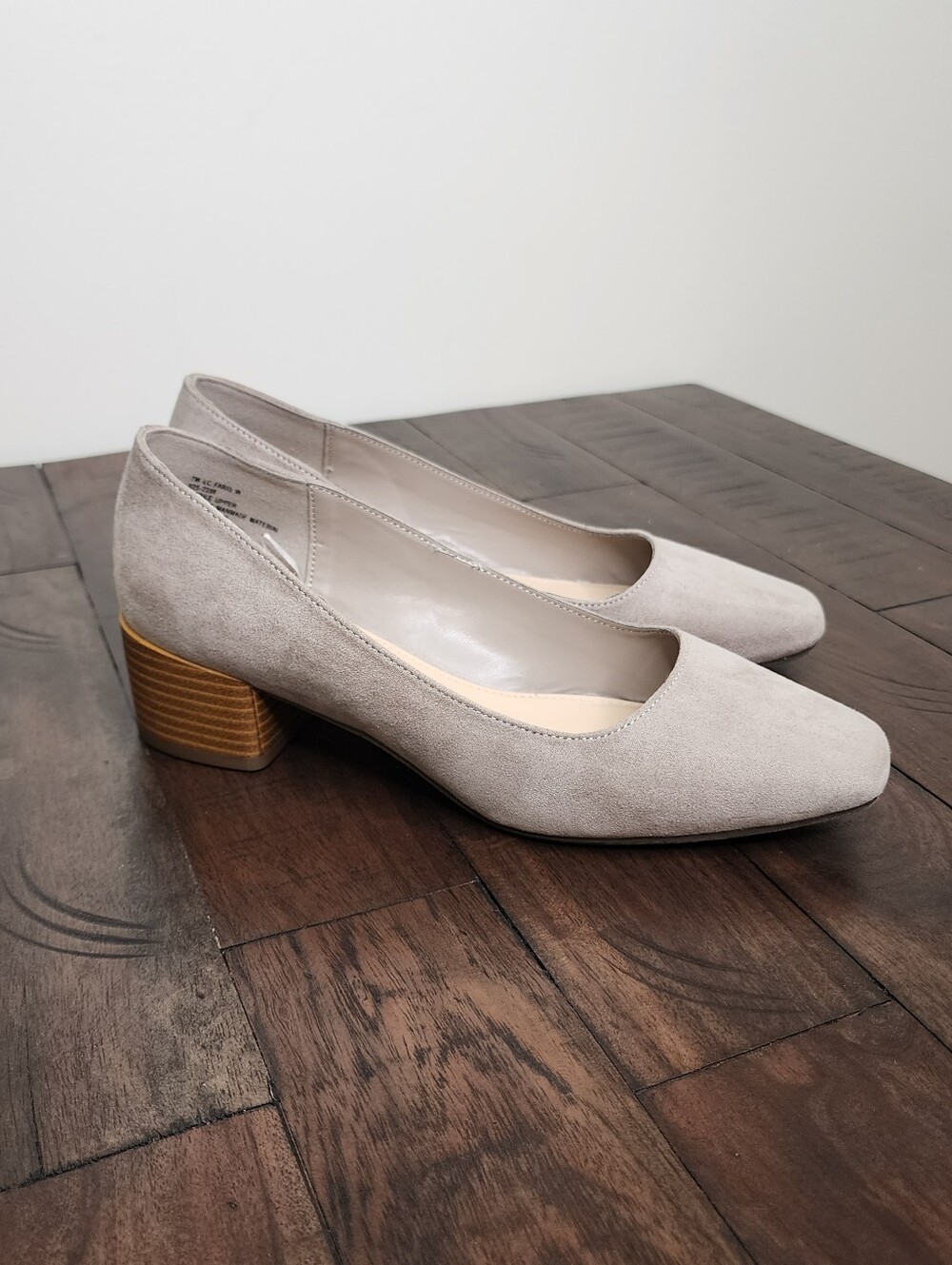 Liz Claiborne Classic Low Block Heel Pumps Light Gray Suede Sz 7W Officewear